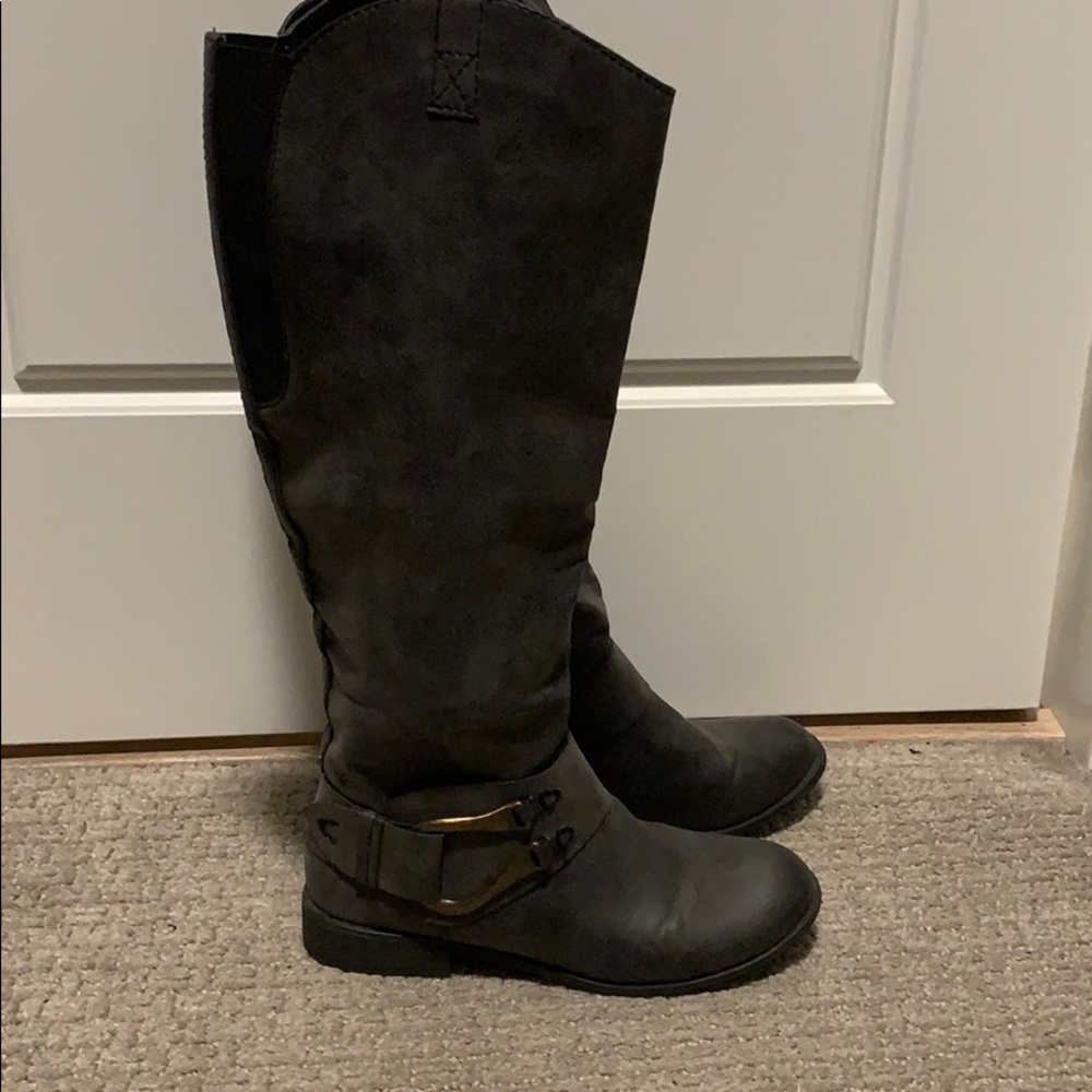 Flat boots